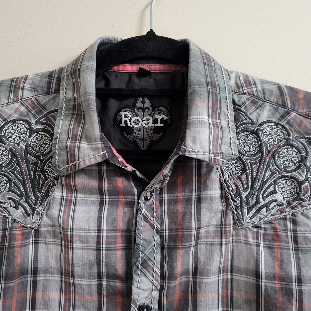 Roar Strength Refined Men’s XL Shirt Grey Plaid Embroidered Tribal Back Y2K